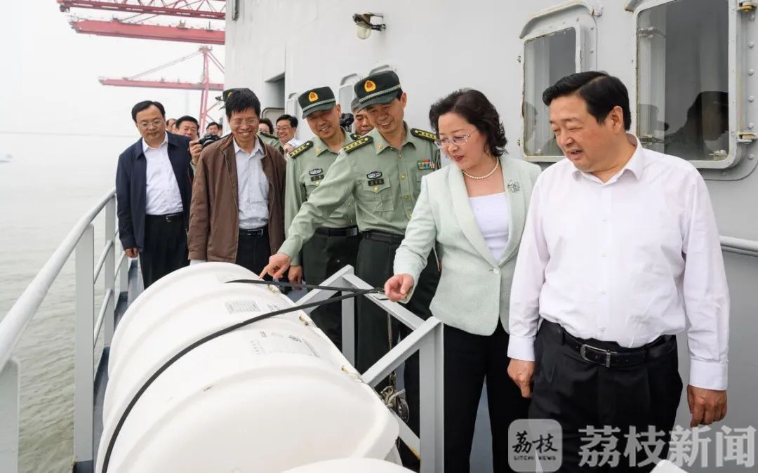 海军■“中华补给第一舰”洪泽湖舰永久停泊人民海军诞生地！