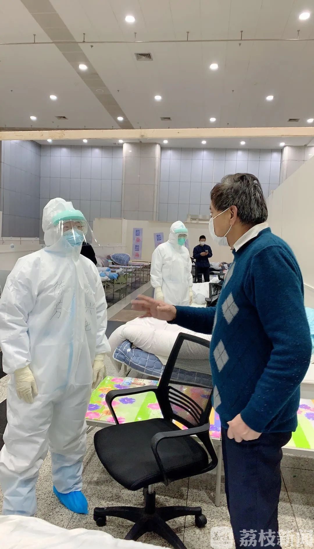 每一个■武汉日志丨在方舱，每一个生命都值得被尊重，每一个故事都值得我们去倾听