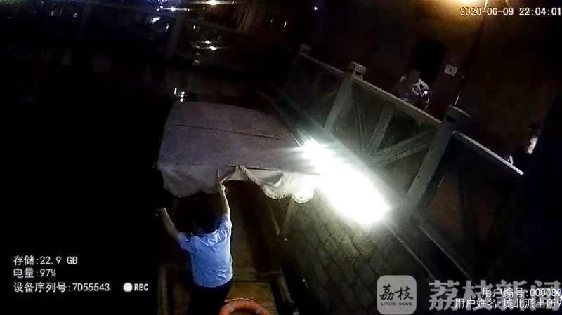 ■男子深夜跳河轻生，民警苦劝游回船上
