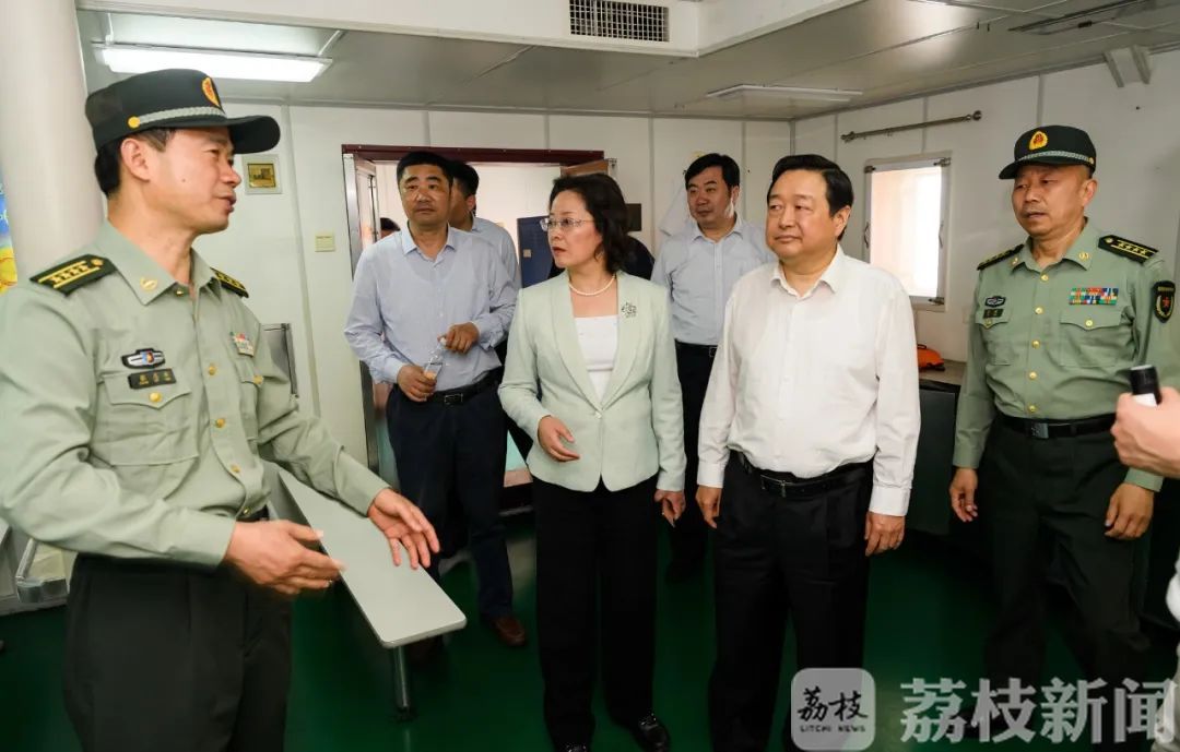 海军■“中华补给第一舰”洪泽湖舰永久停泊人民海军诞生地！