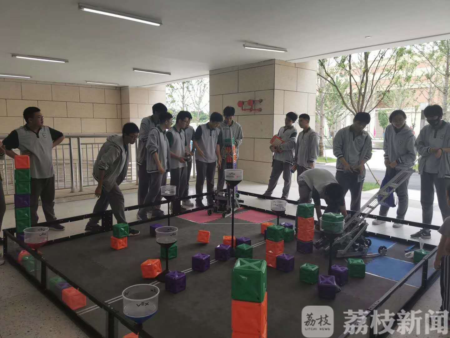 ■第一站来到这所学校 江苏省首次启用“新型科普大篷车”