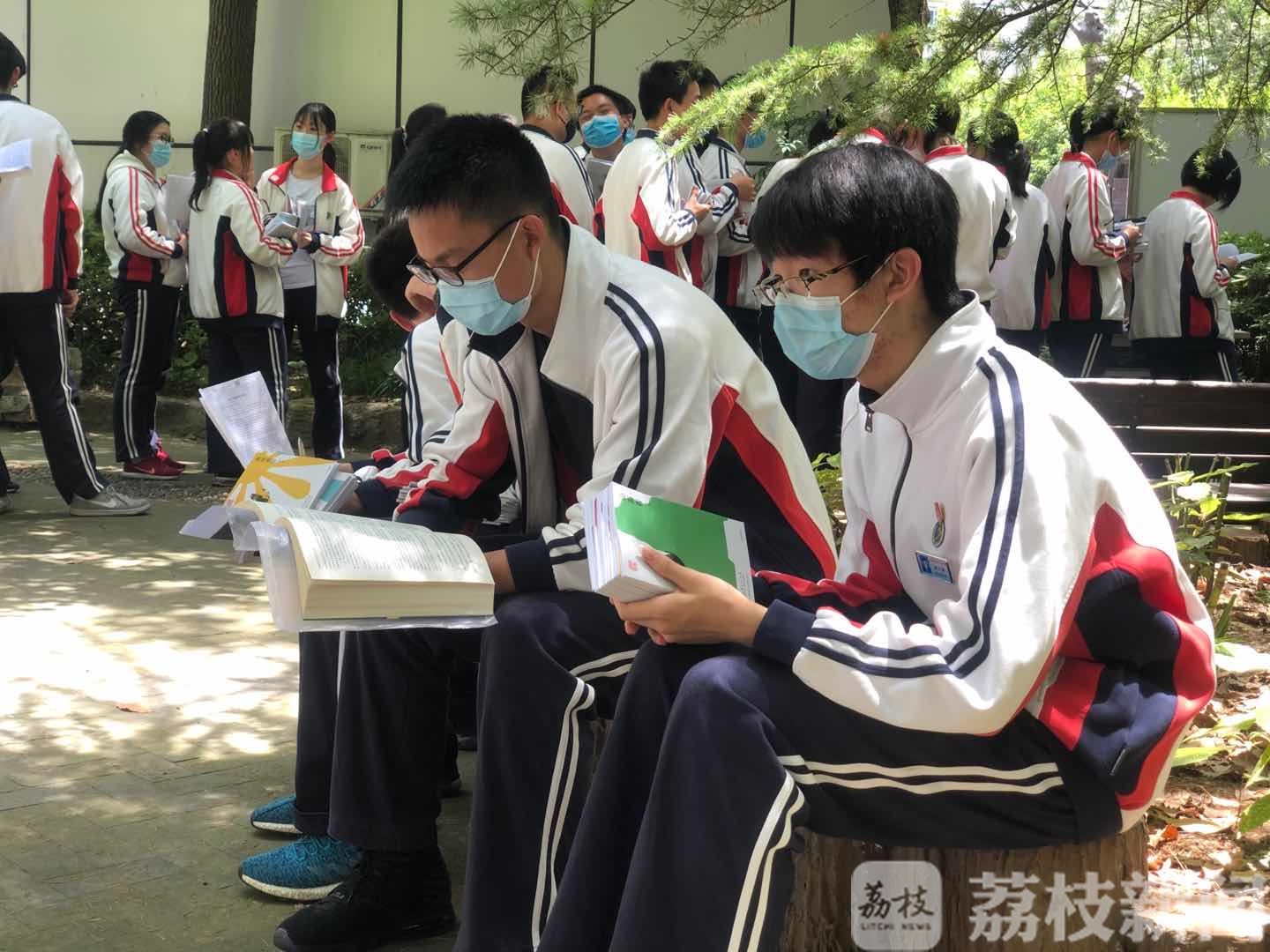 ■秒抢！南京这所中学十名高三“明星作家”签名义卖