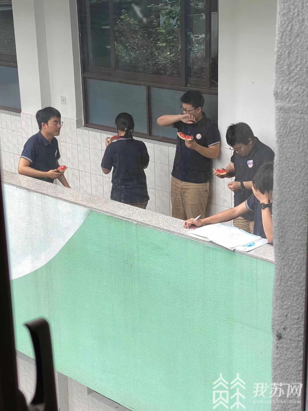 西瓜■汛情影响销路，南京中学老师帮助学校社工销售六千斤西瓜