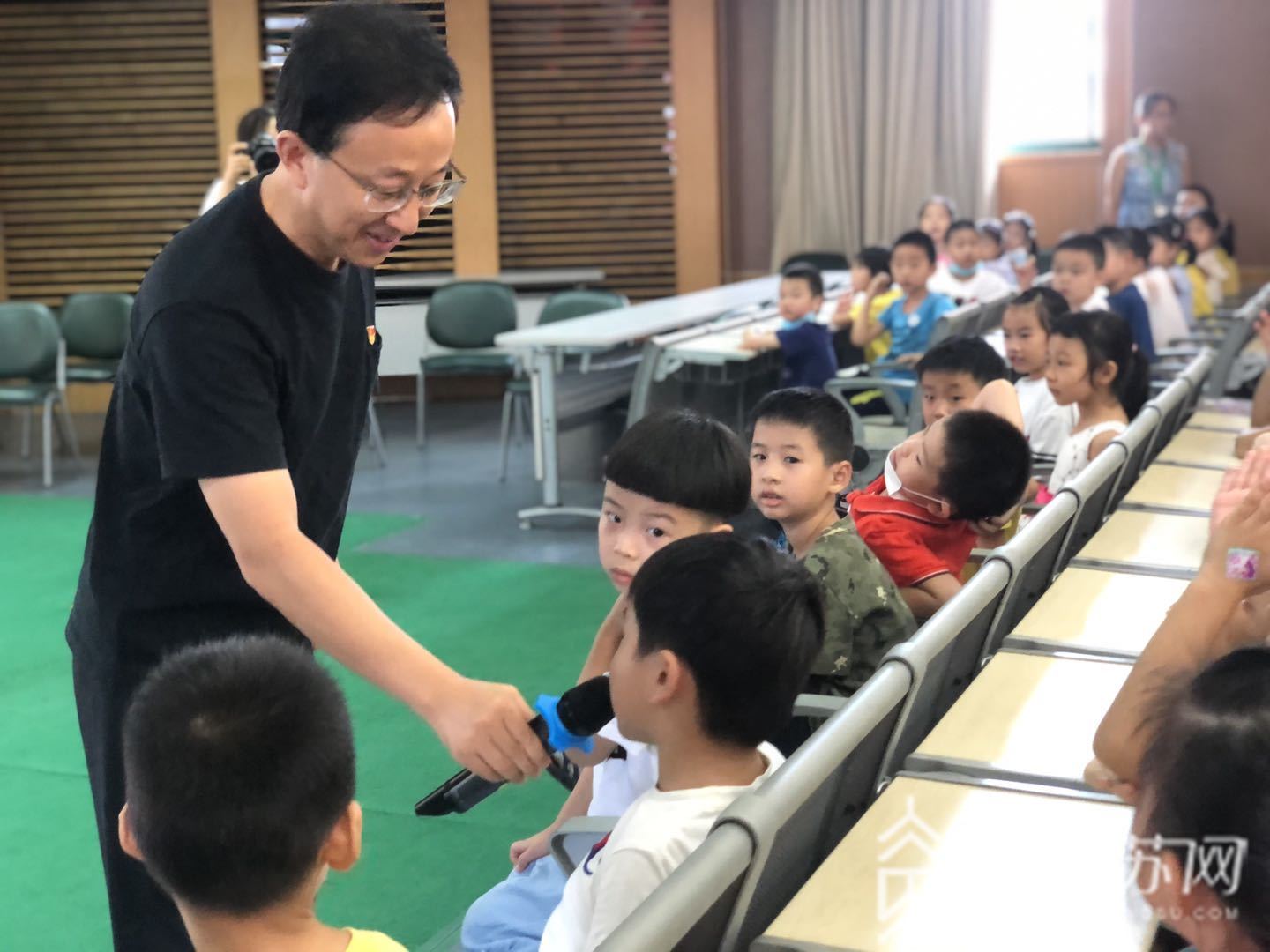 [一年级]入学第一课先学“坐得住” 你好，一年级！“萌娃”变身小学生