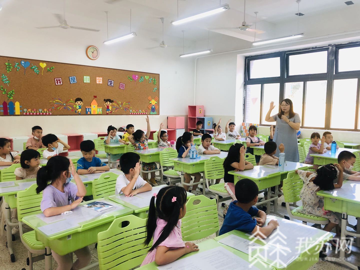 [一年级]入学第一课先学“坐得住” 你好，一年级！“萌娃”变身小学生