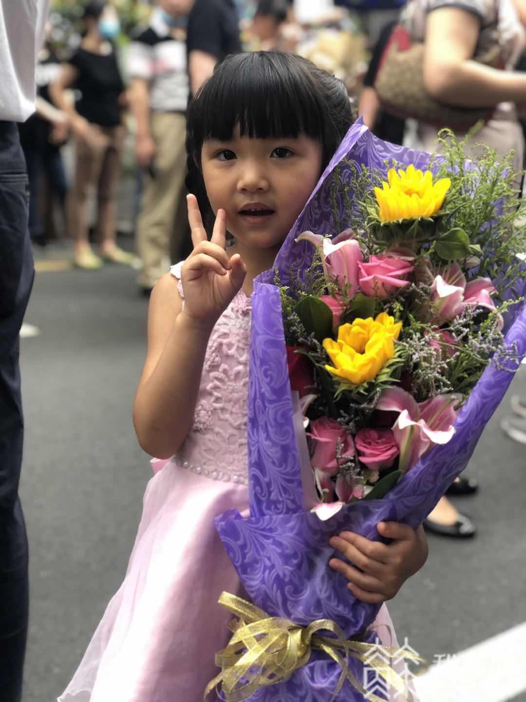 高考■鲜花、蛋糕……高考结束，考场外这一幕幕很暖心……