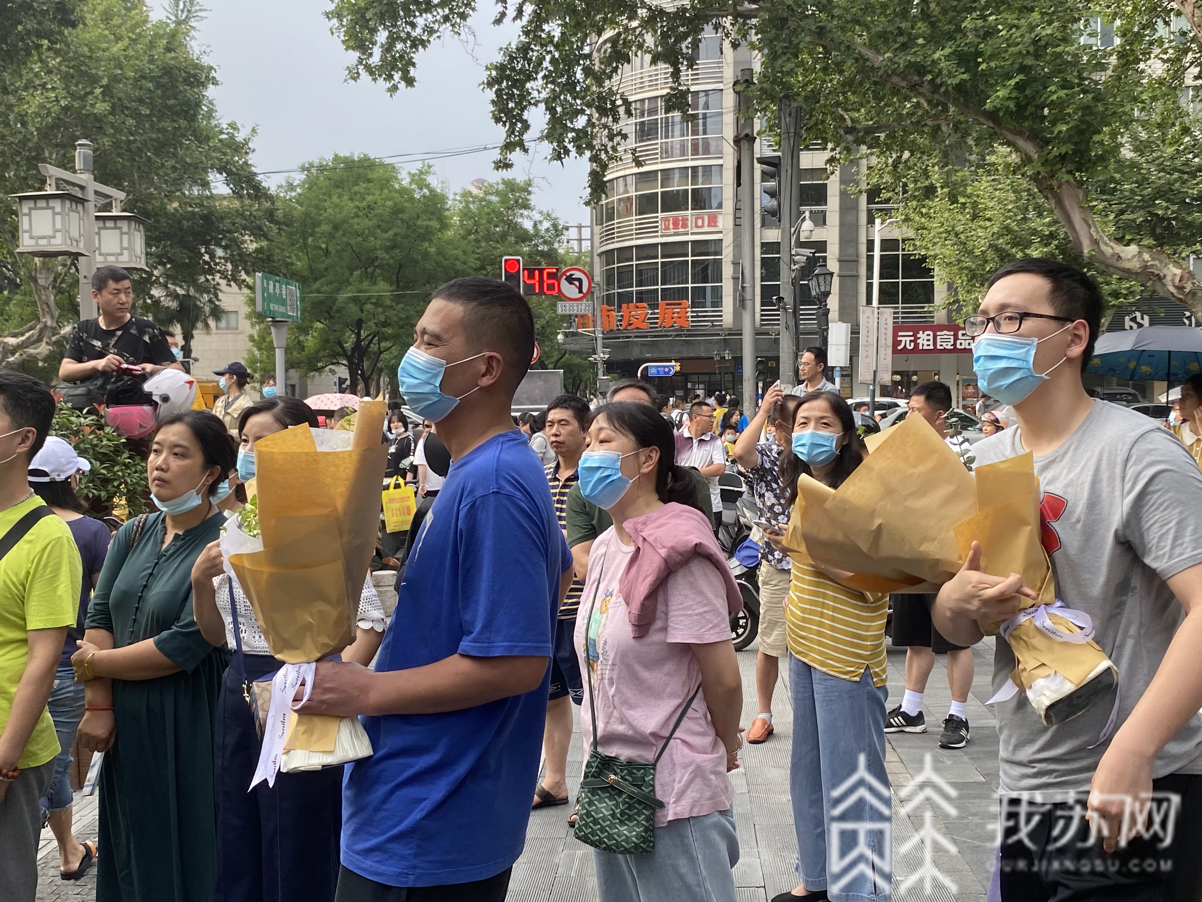 高考■鲜花、蛋糕……高考结束，考场外这一幕幕很暖心……