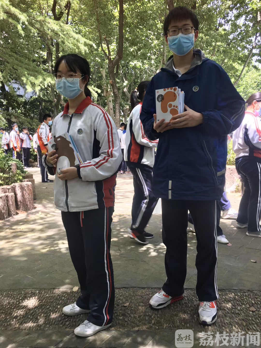 ■秒抢！南京这所中学十名高三“明星作家”签名义卖