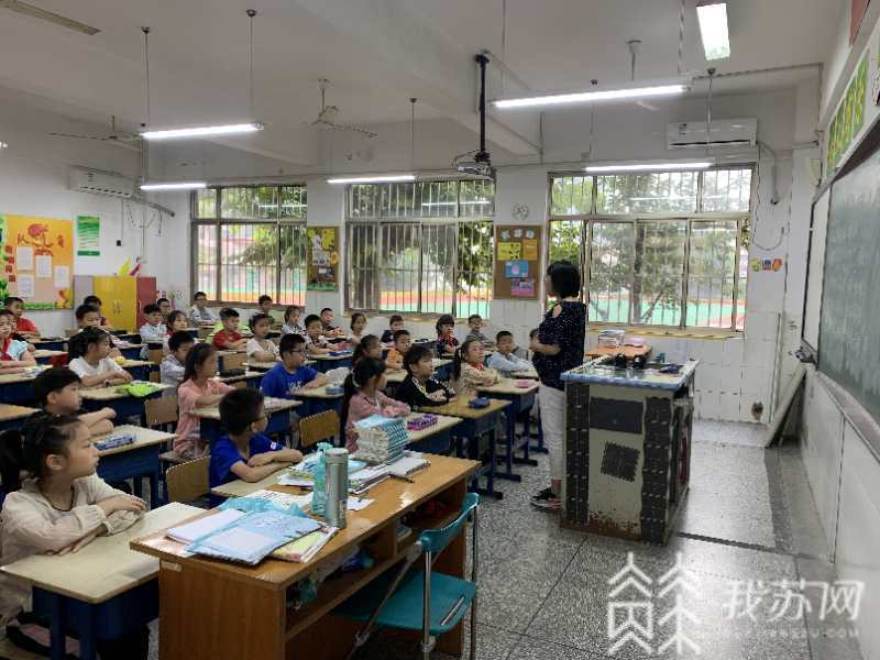 [书店]书店新教材“售罄” 江苏中小学生进入“暑假时间”