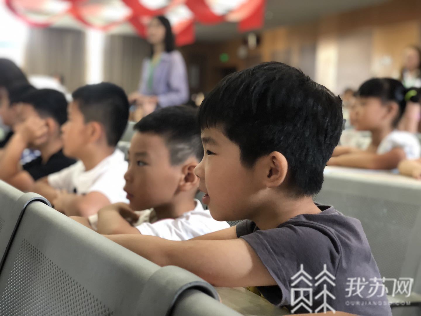 [一年级]入学第一课先学“坐得住” 你好，一年级！“萌娃”变身小学生