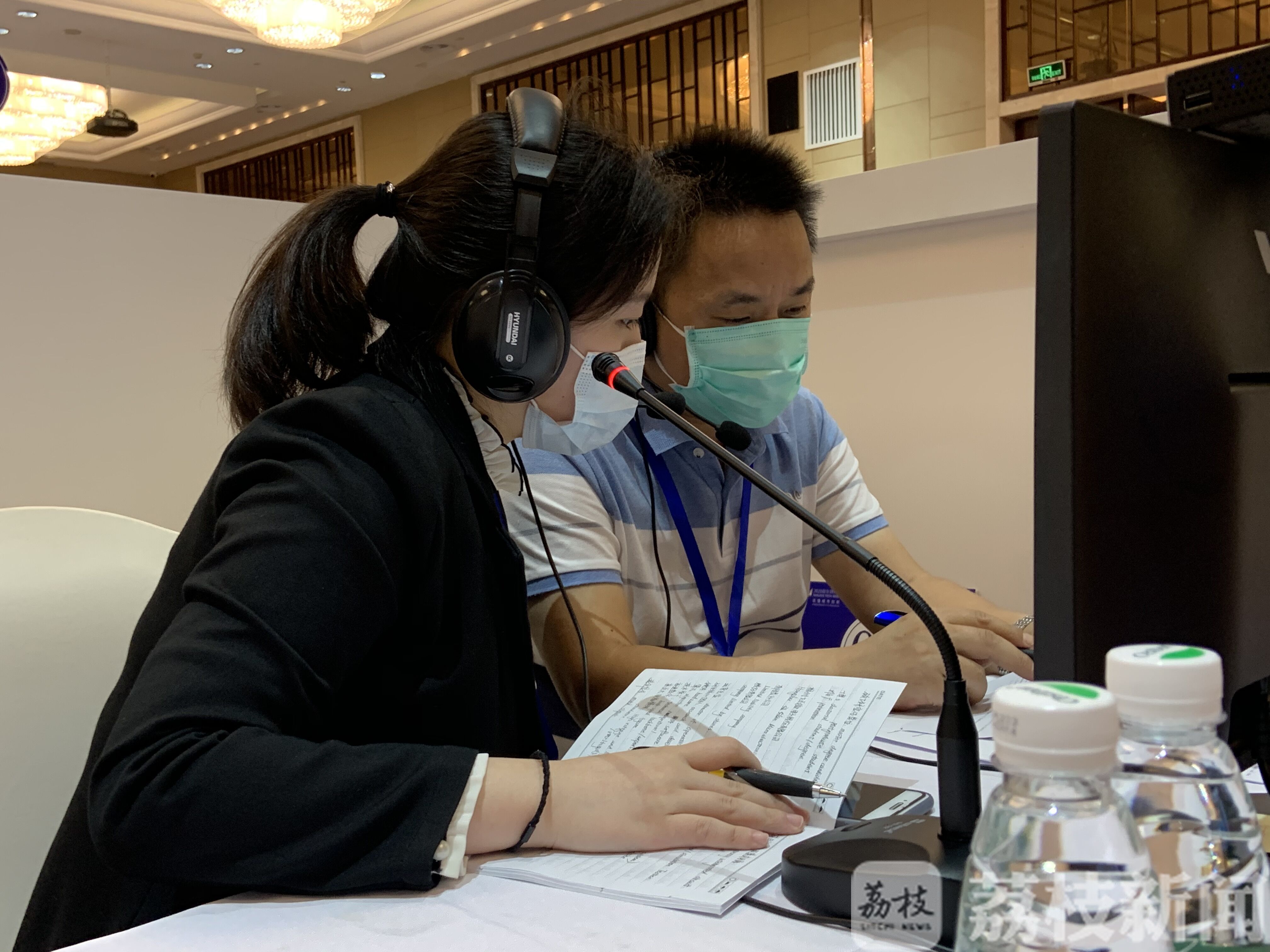招聘会■15名学生志愿者为全球网络互动人才招聘会当起了同声翻译