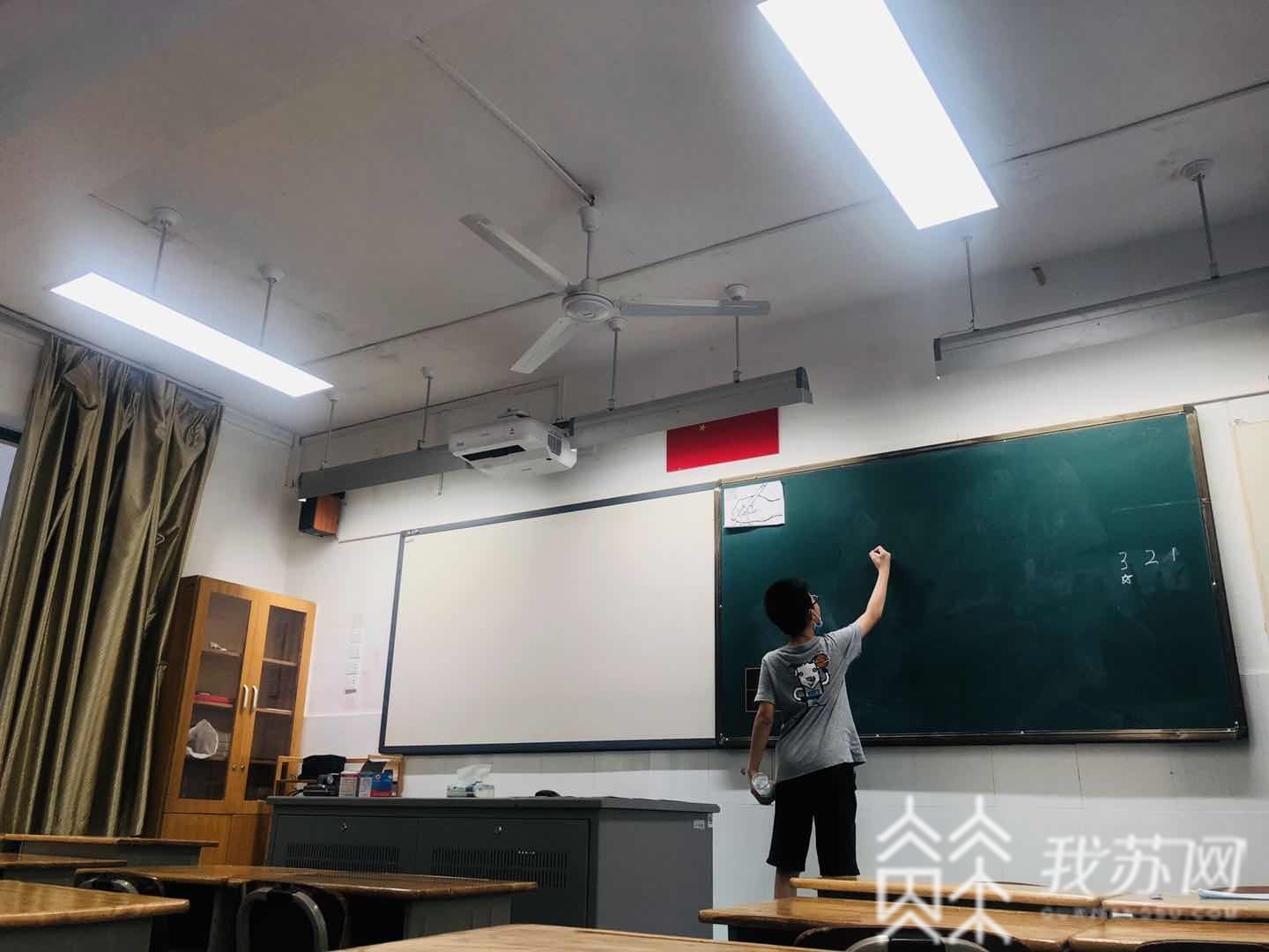 『学校』江苏这些学校有了新变化 升降座椅和护眼灯来了！为视力“保驾护航”