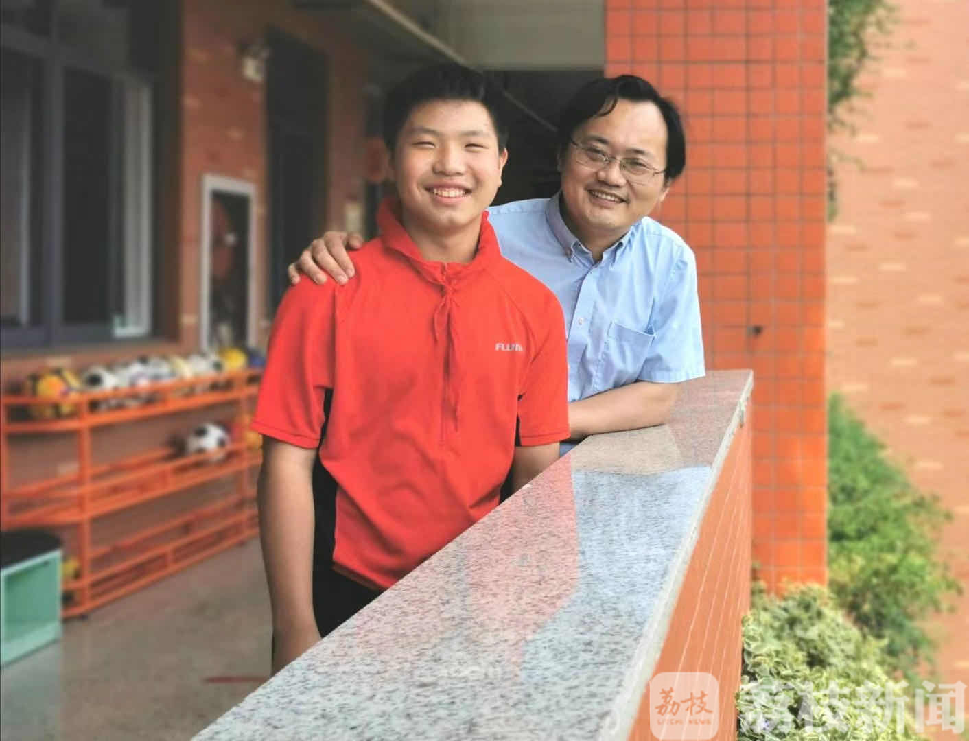 「枇杷」这所学校让孩子们来采摘 劳动教育成必修课:枇杷成熟了