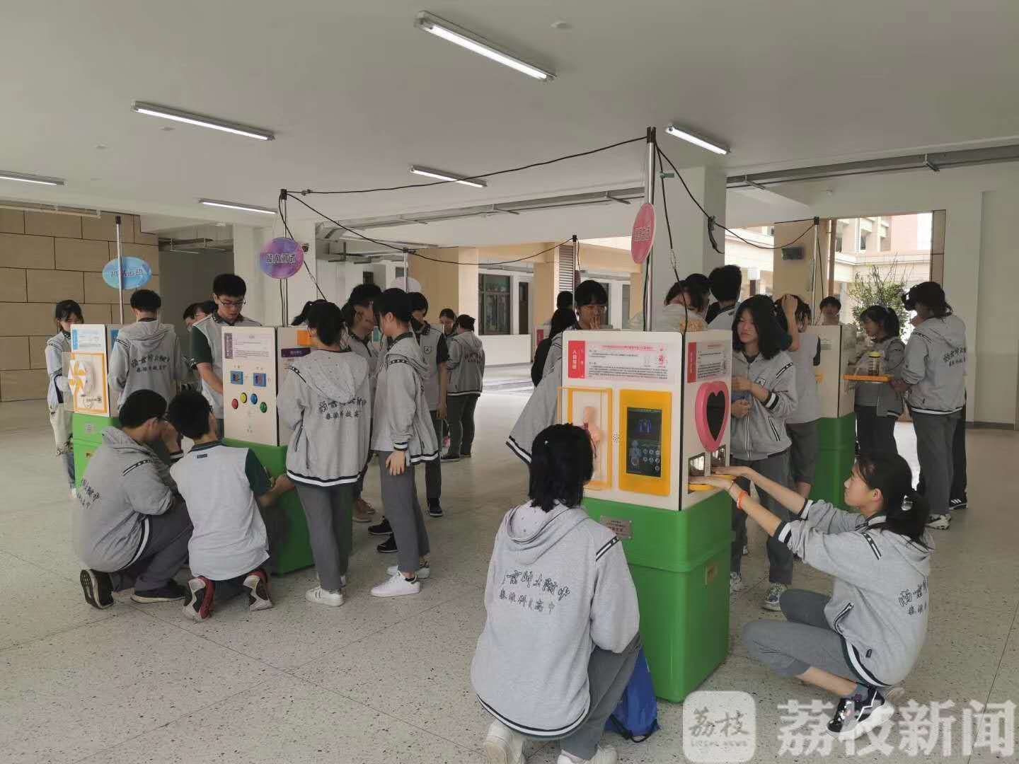 ■第一站来到这所学校 江苏省首次启用“新型科普大篷车”