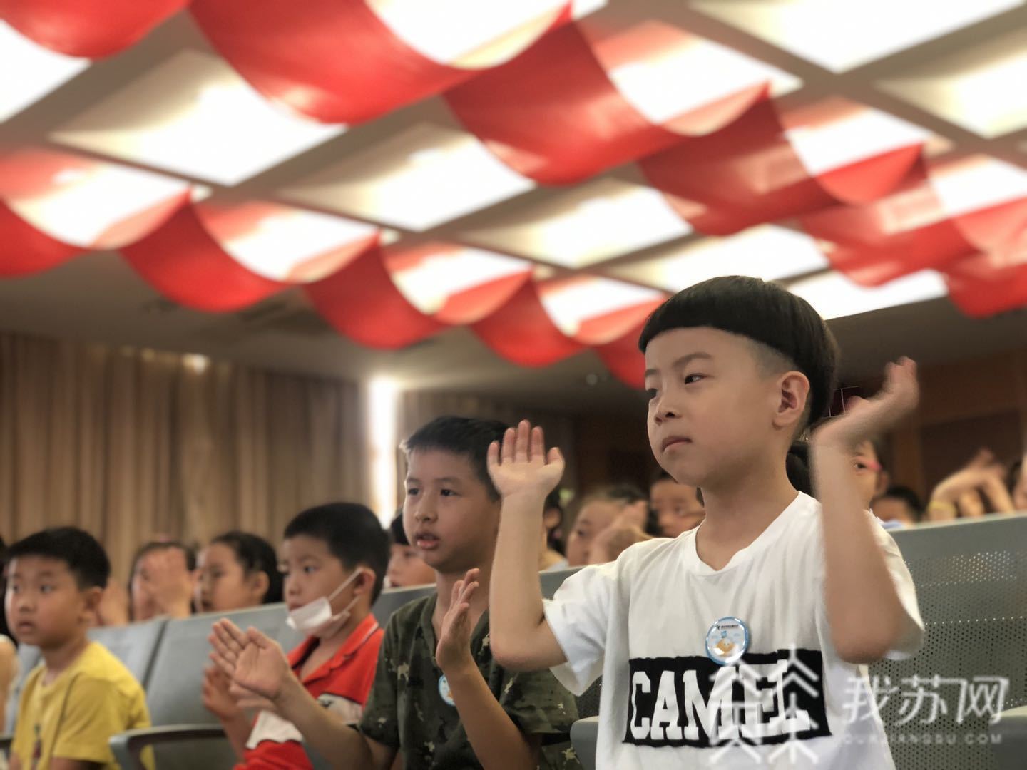 [一年级]入学第一课先学“坐得住” 你好，一年级！“萌娃”变身小学生