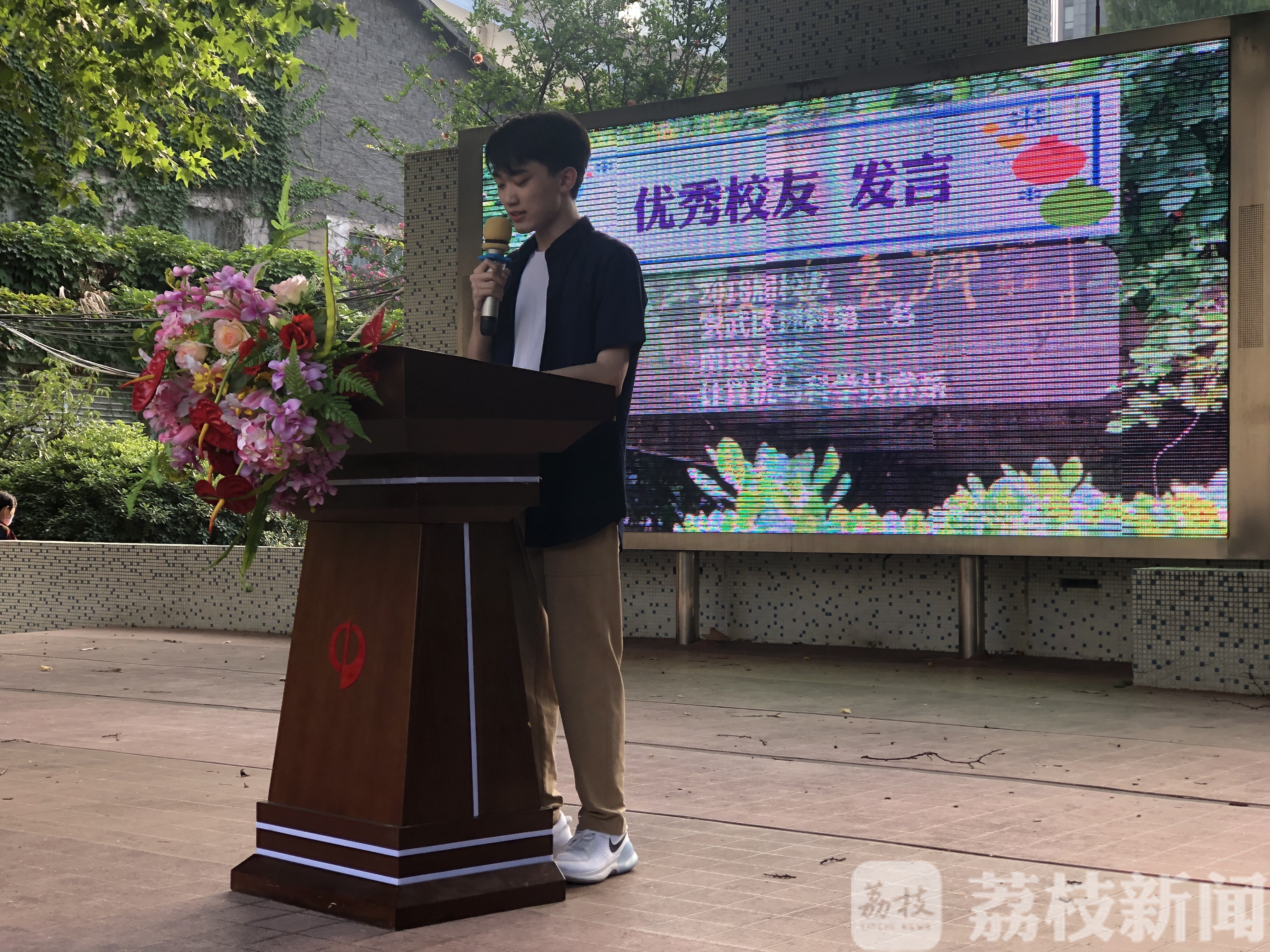 高考■高考一个月倒计时,这所学校却摆出美食宴馋高三学子