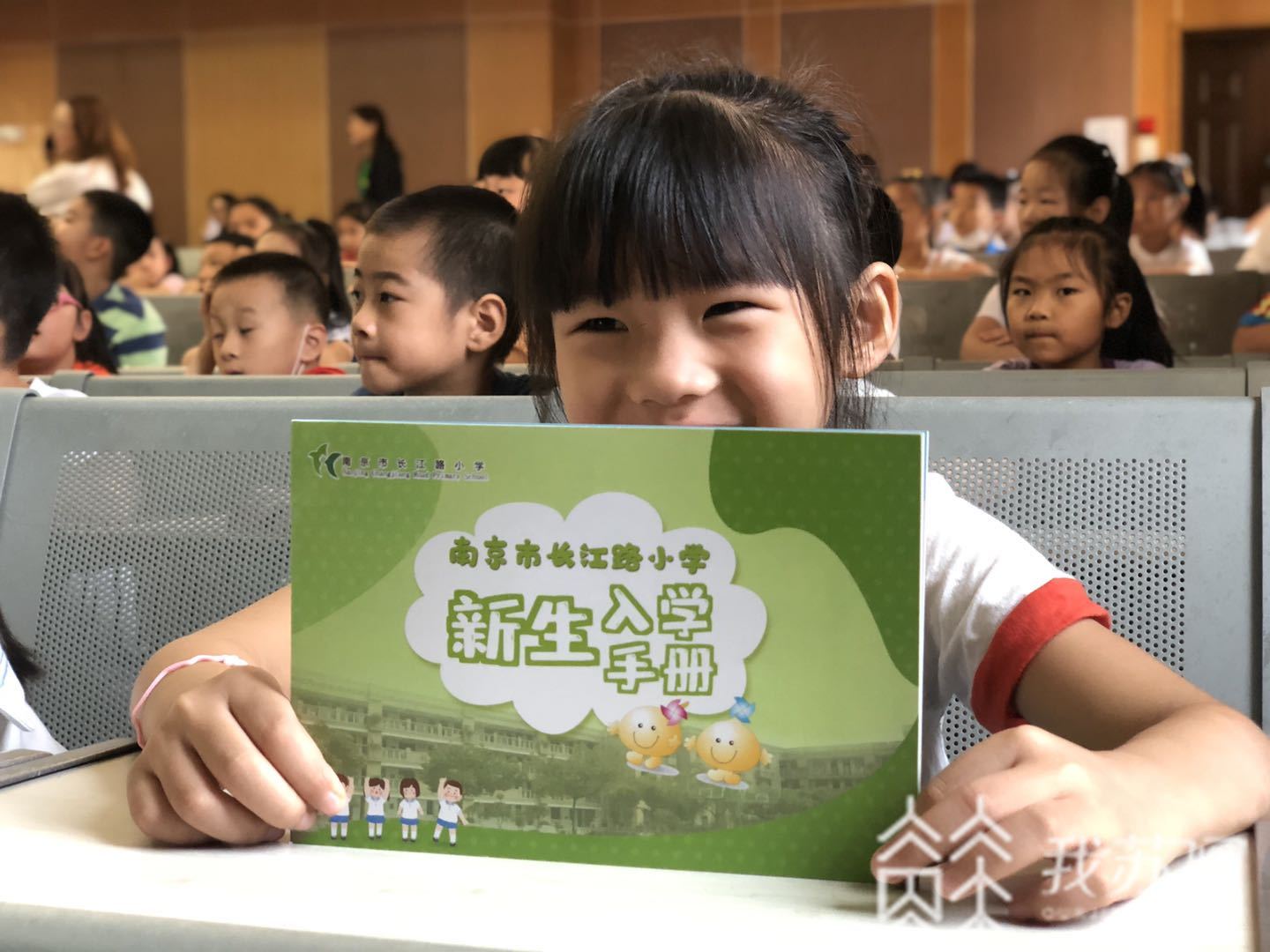 [一年级]入学第一课先学“坐得住” 你好，一年级！“萌娃”变身小学生