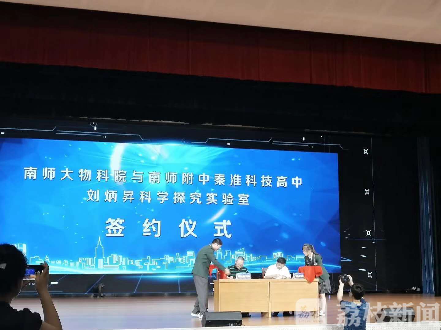 ■第一站来到这所学校 江苏省首次启用“新型科普大篷车”