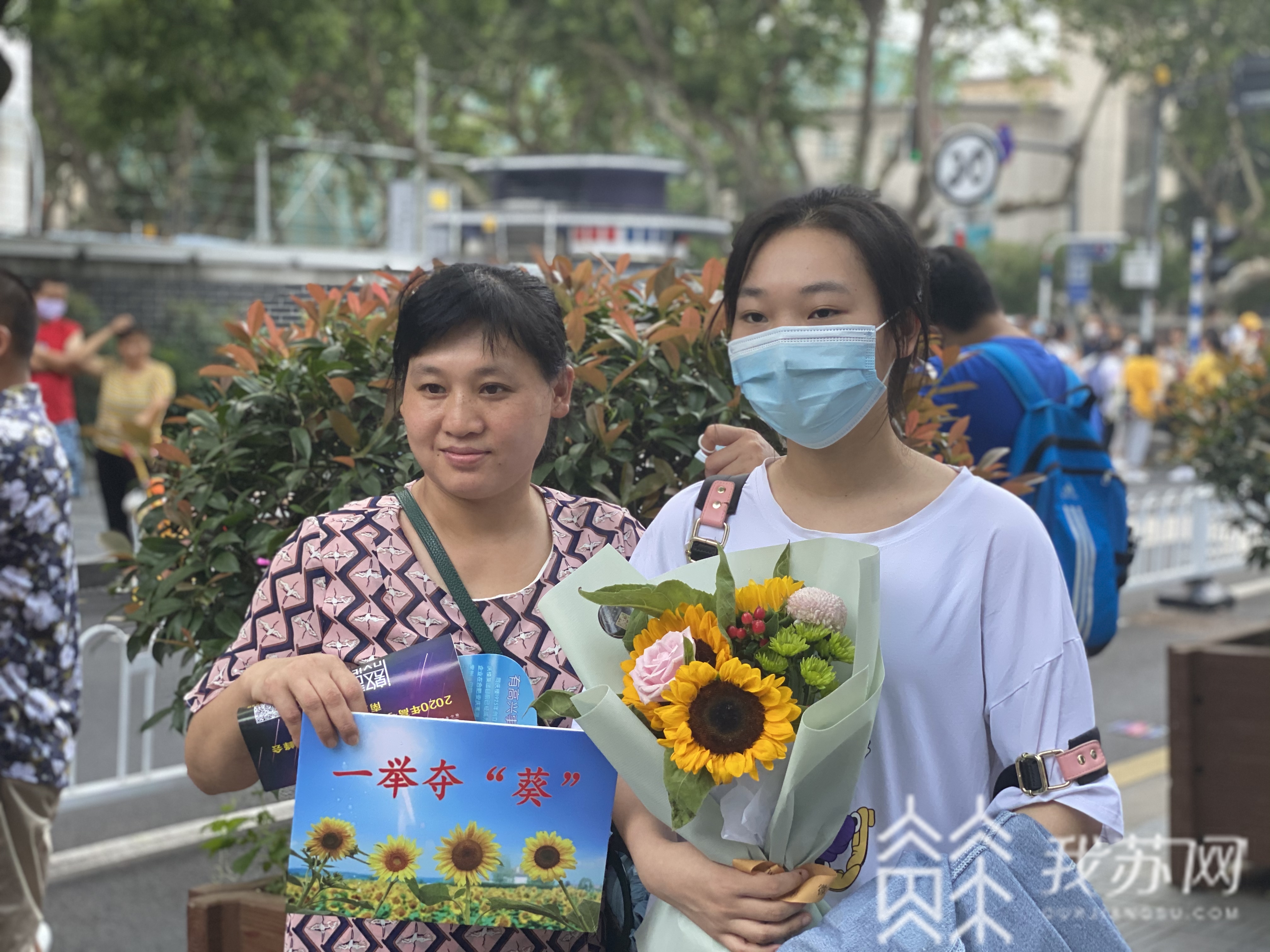高考■鲜花、蛋糕……高考结束，考场外这一幕幕很暖心……