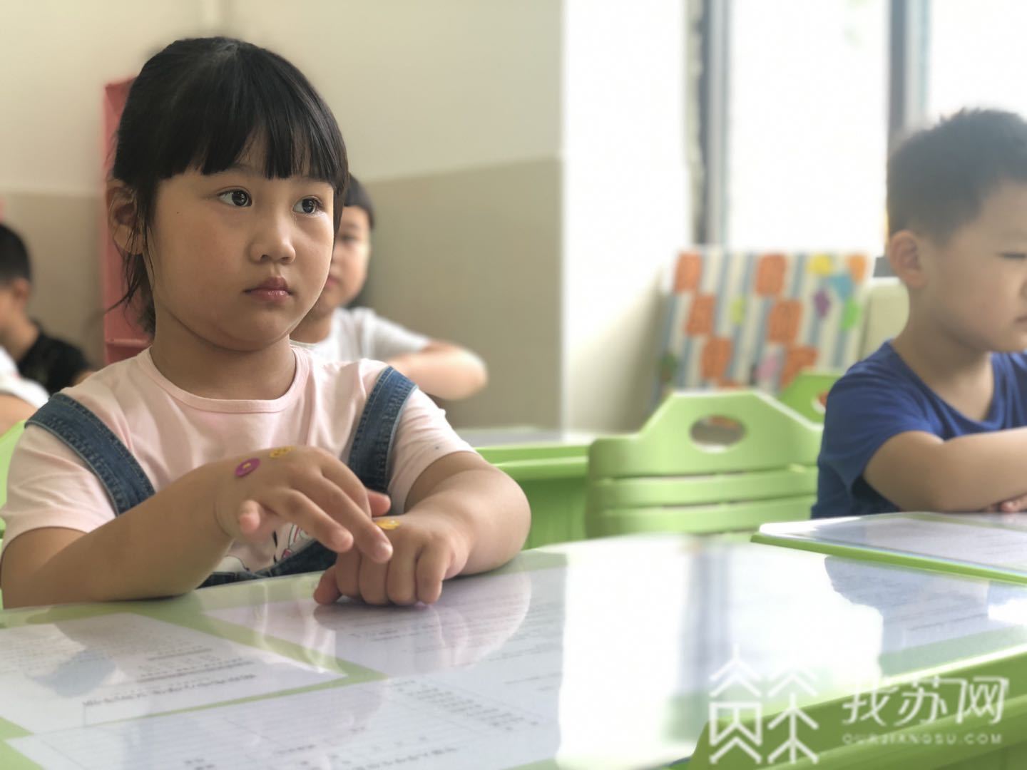 [一年级]入学第一课先学“坐得住” 你好，一年级！“萌娃”变身小学生