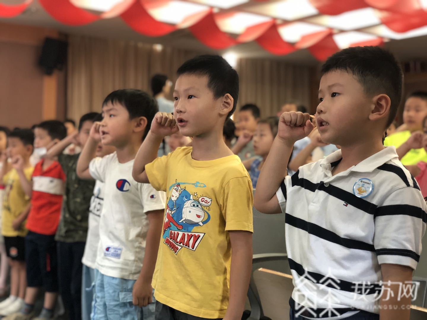[一年级]入学第一课先学“坐得住” 你好，一年级！“萌娃”变身小学生