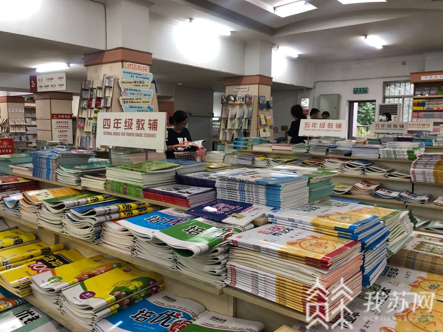 [书店]书店新教材“售罄” 江苏中小学生进入“暑假时间”