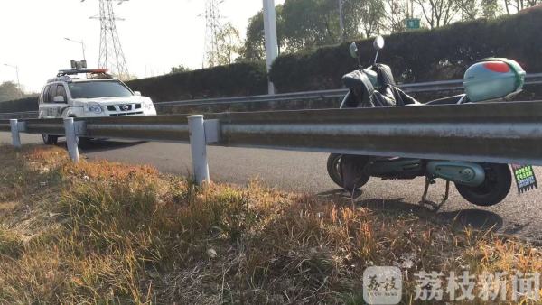 为了挖野菜 女子骑电动车在高速上逆行