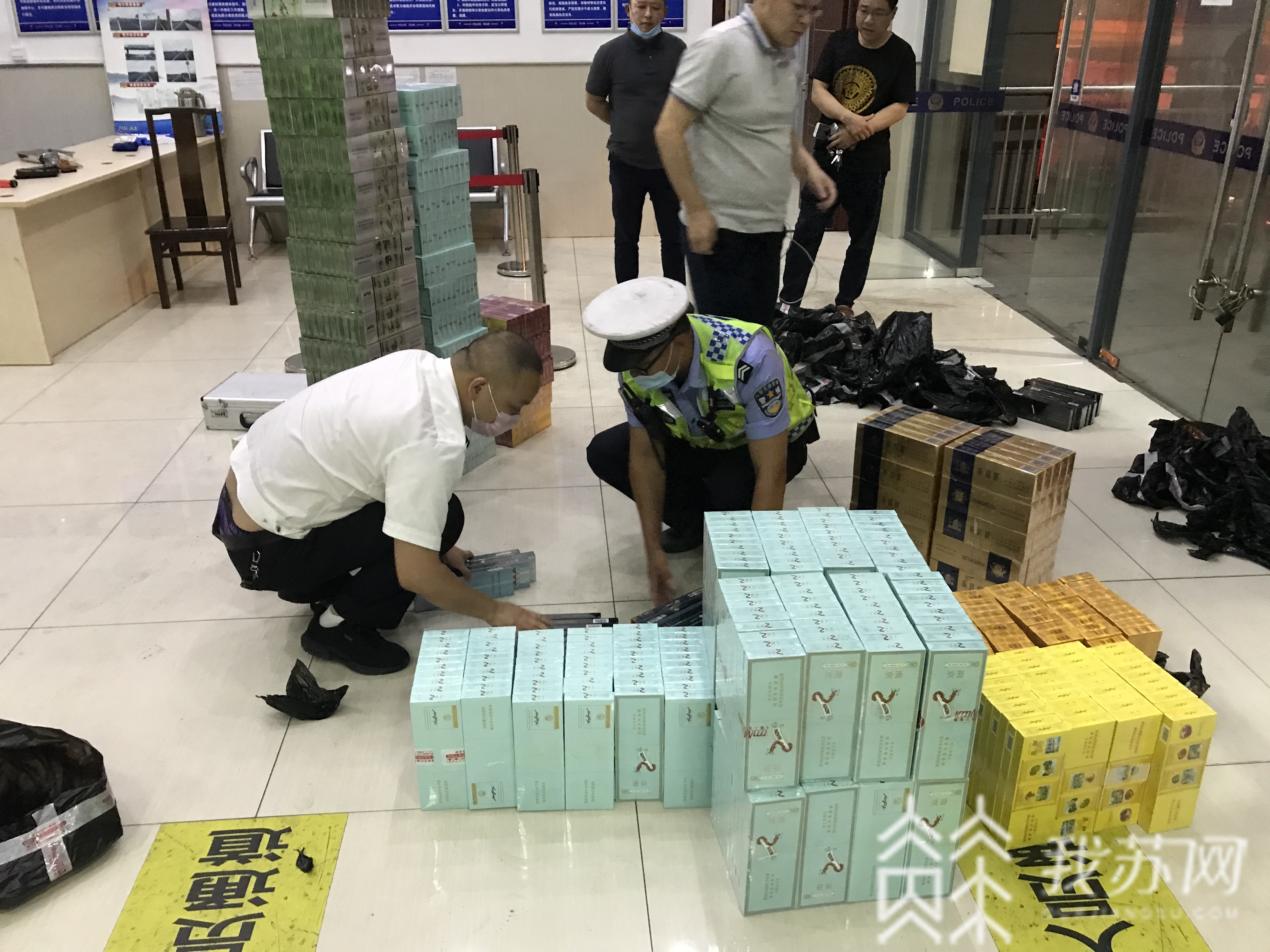 『香烟』 涉案价值20万元！民警查获非法运输香烟819条
