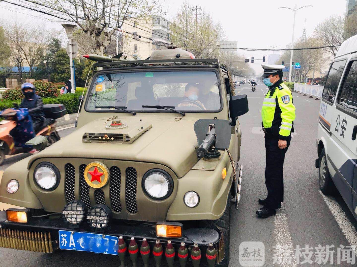 『孩子』竟让孩子坐在自己腿上开车 家长心真大