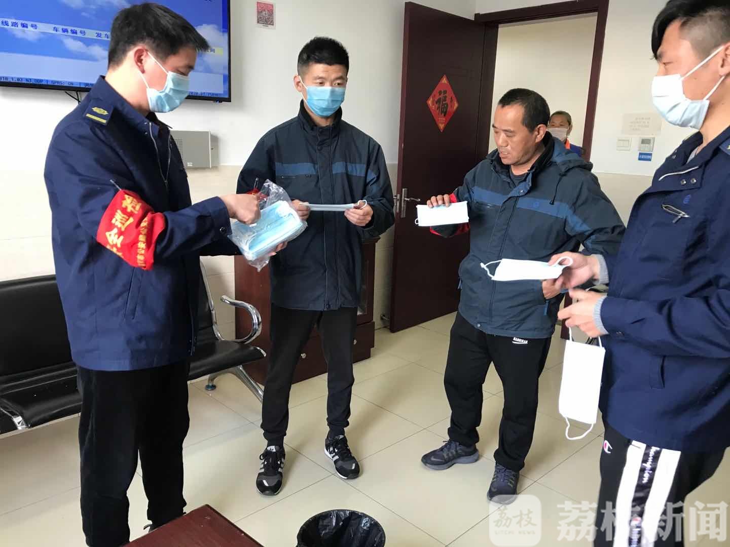 「司机」司机自掏腰包买口罩给老年乘客 营造文明车厢氛围