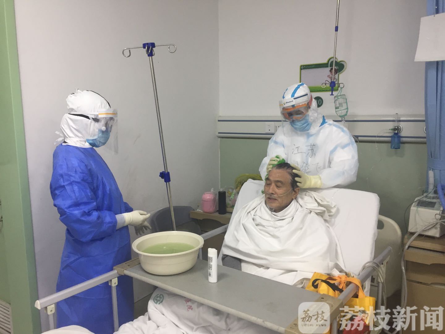 『』央视新闻全程直播《人民至上！ 生命至上 ！抗疫护士云上日记分享会》 超400万网友观看