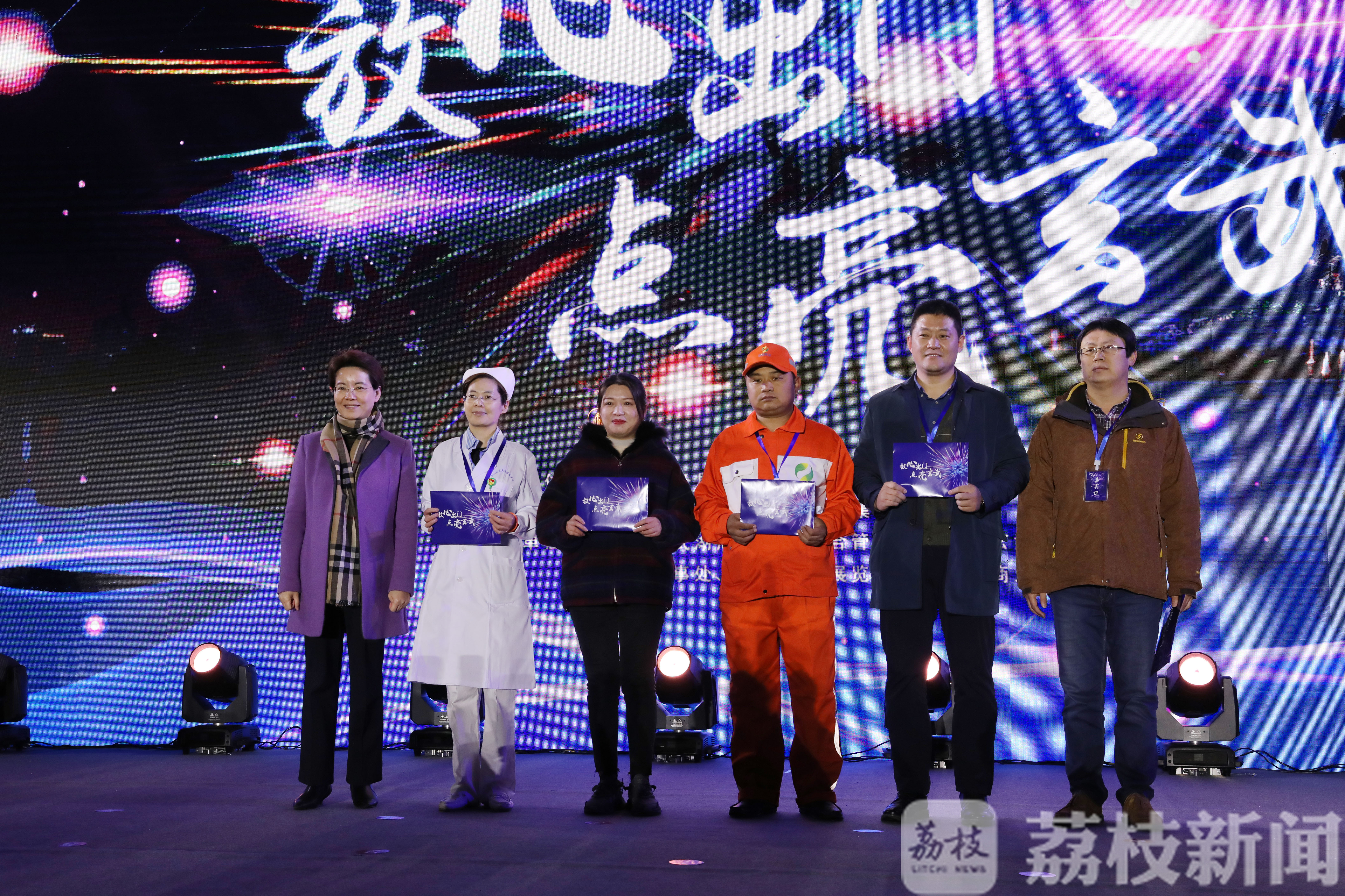 『消费』点亮玄武” 南京玄武区区长带头逛夜市、发消费券 “放心出门