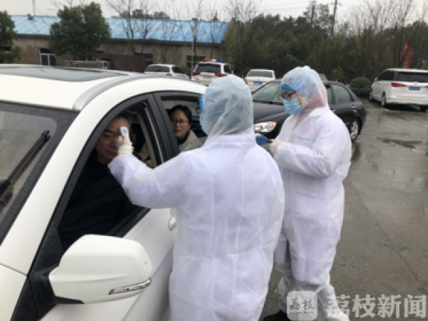 她曾经是抗击非典老兵 轻伤不下火线一天为1505人检测体温