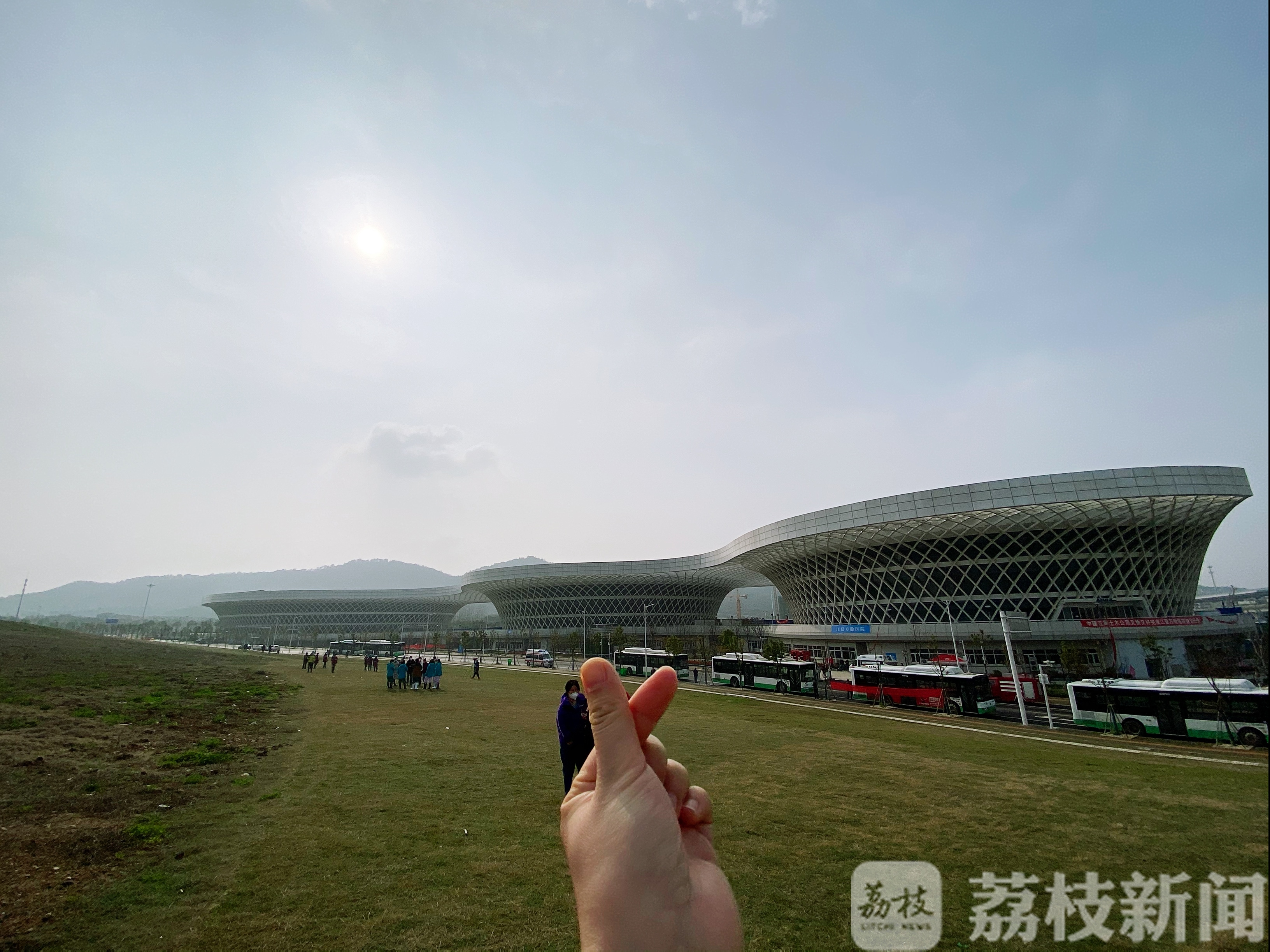 武汉■直通武汉|告别方舱，他们摆出了大大的“苏”字