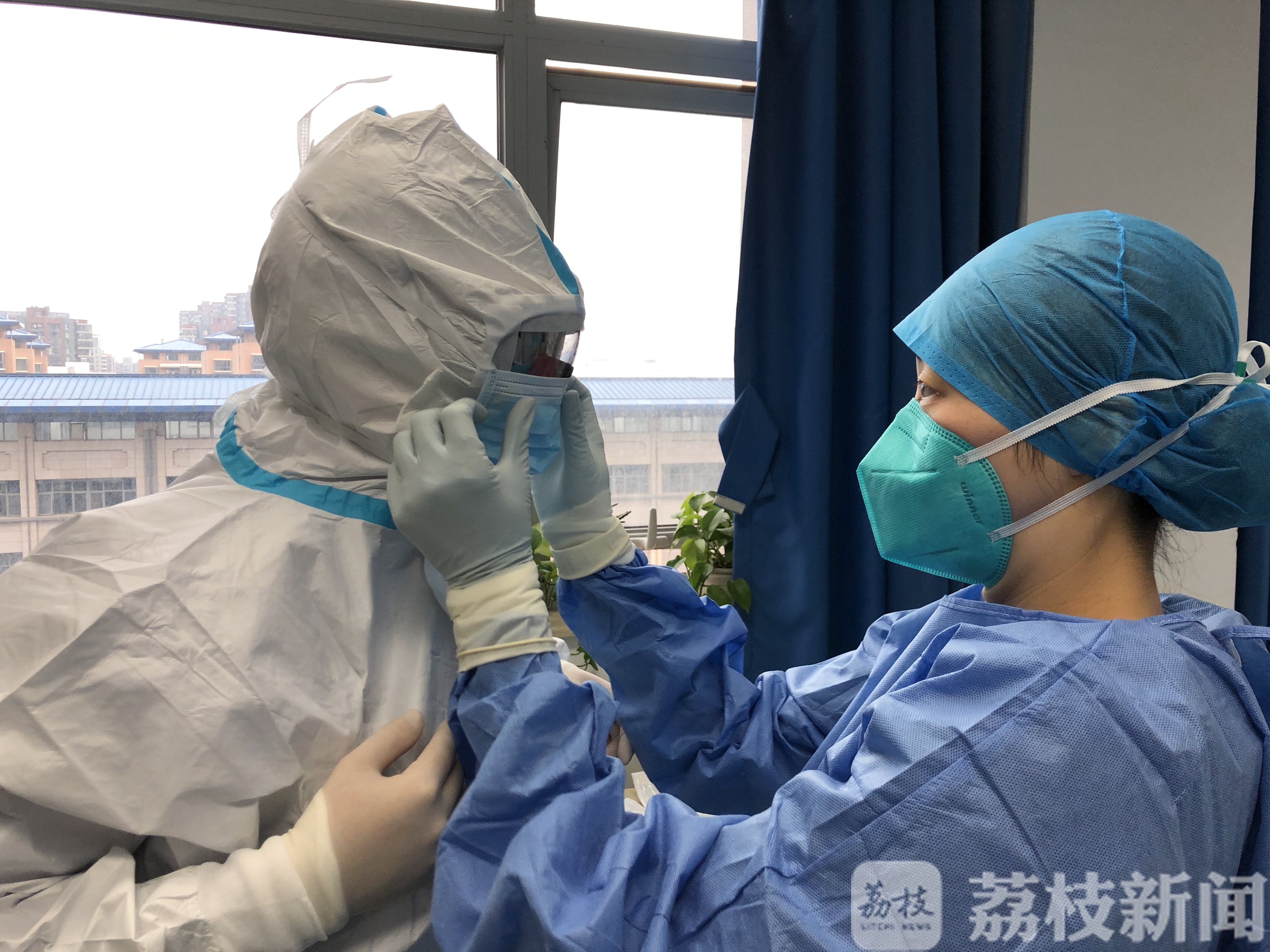 医疗队■直通武汉|李兰娟院士和南京鼓楼医院前方医疗队员共植“逆行天使林”