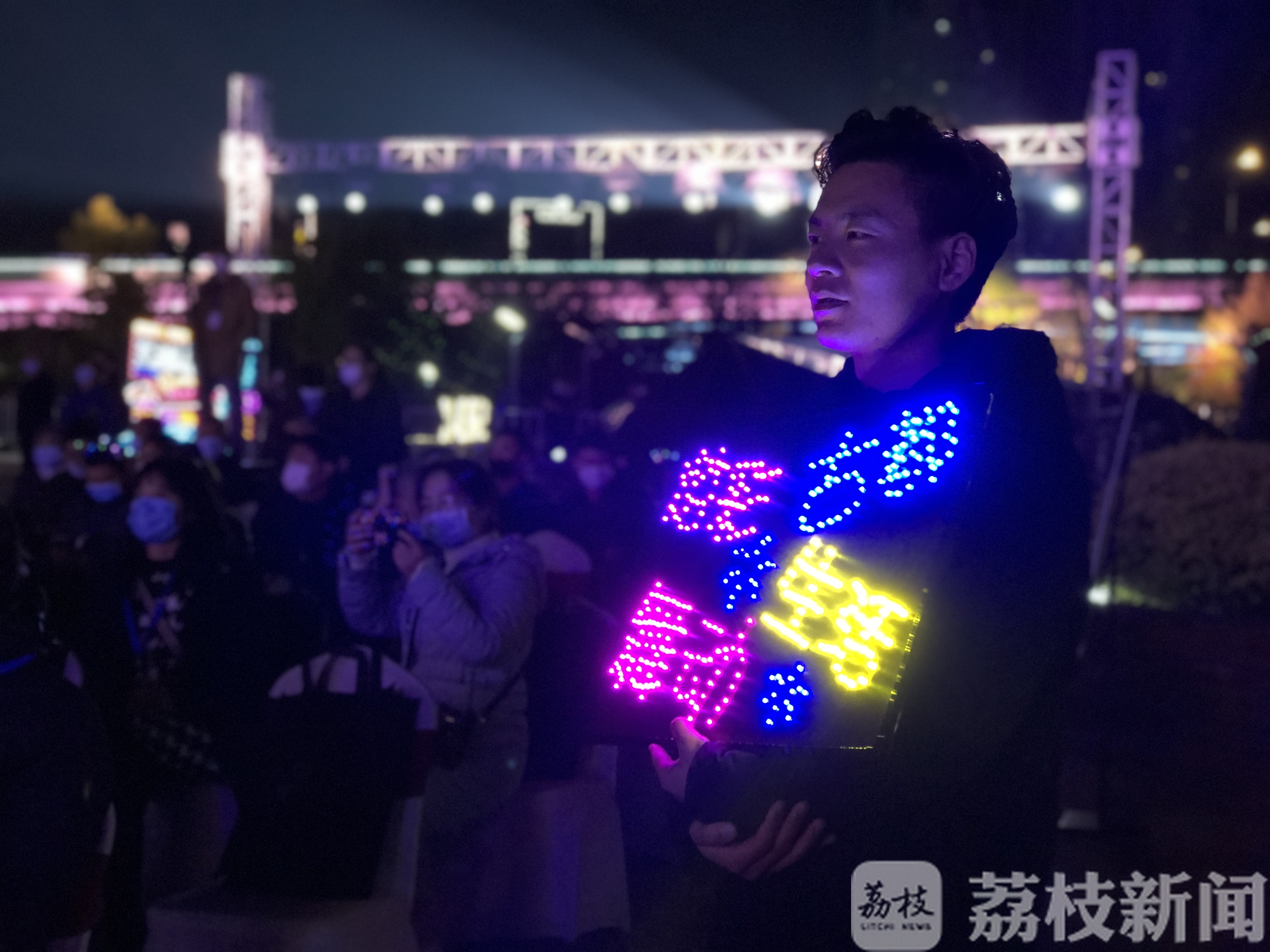 『消费』点亮玄武” 南京玄武区区长带头逛夜市、发消费券 “放心出门
