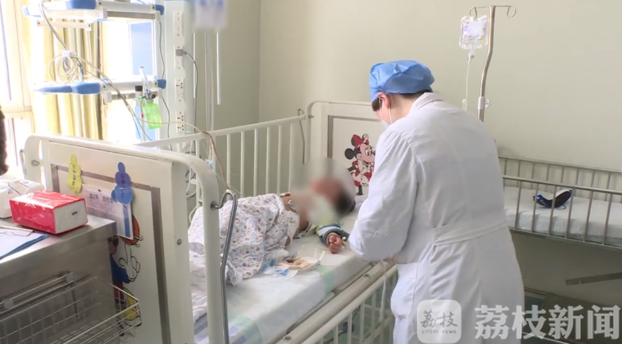 『晾衣架』多亏晾衣架缓冲奇迹生还 万幸!3岁女童8楼坠落