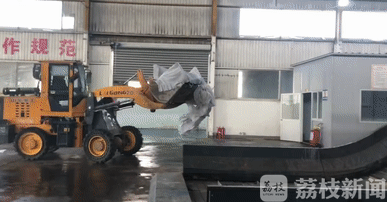 电话■破旧沙发、床垫这些大件垃圾哪里搁？电话预约不烦神