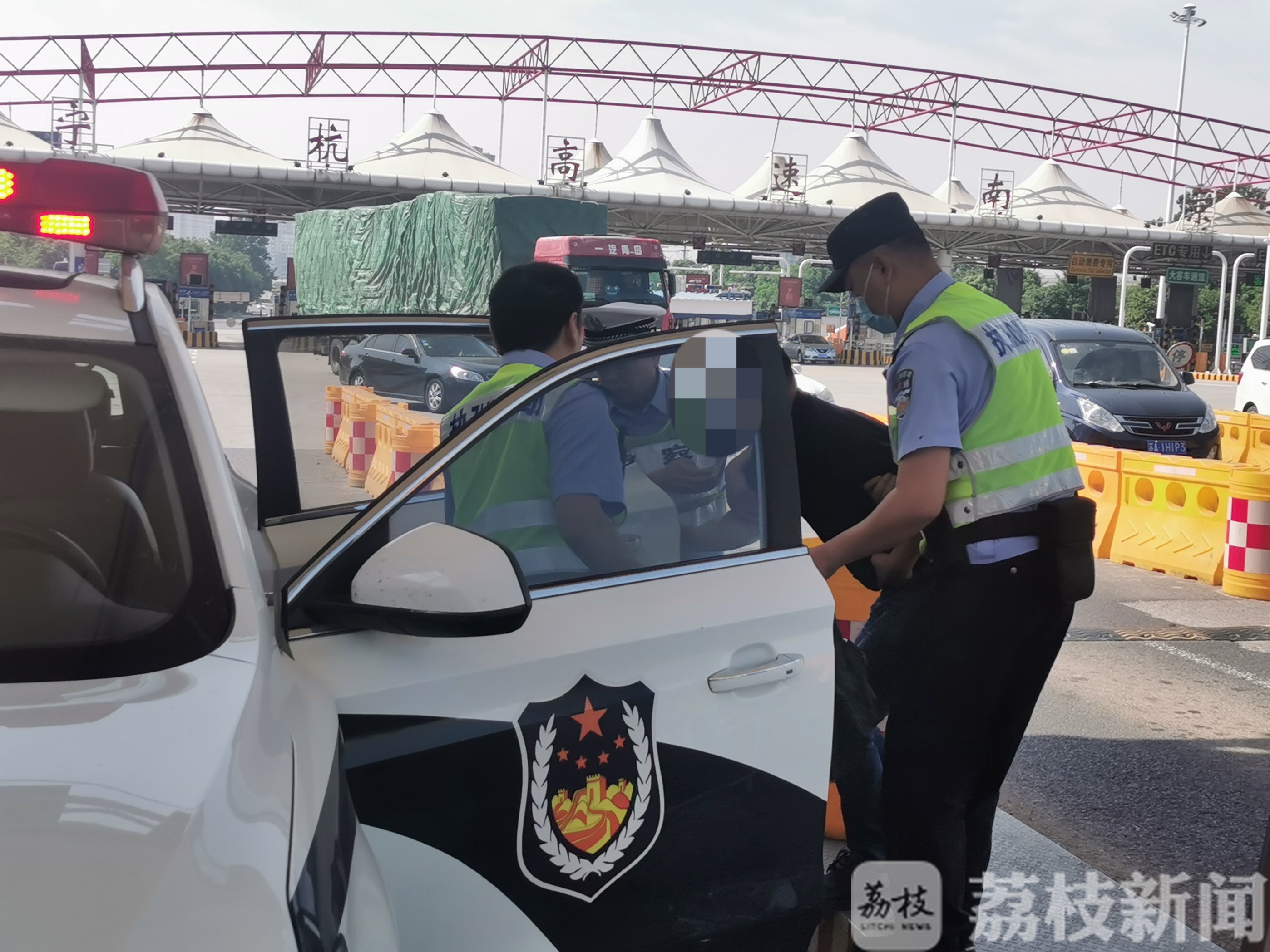 南京■男子开车途中突然发病，南京高速交警4分钟送医