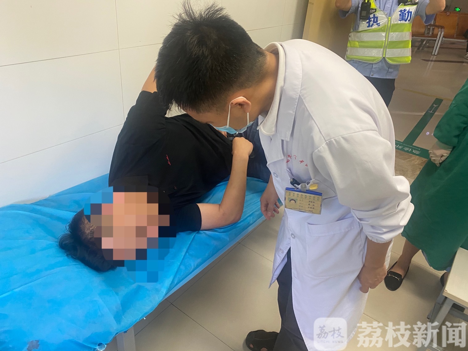 南京■男子开车途中突然发病，南京高速交警4分钟送医