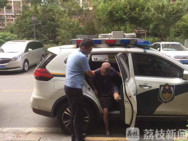 92岁老人误上高速公路 南京民警护送回家