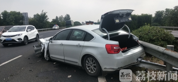 男子单手扶方向盘开车，一秒钟后他后悔了