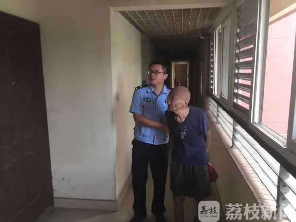 92岁老人误上高速公路 南京民警护送回家