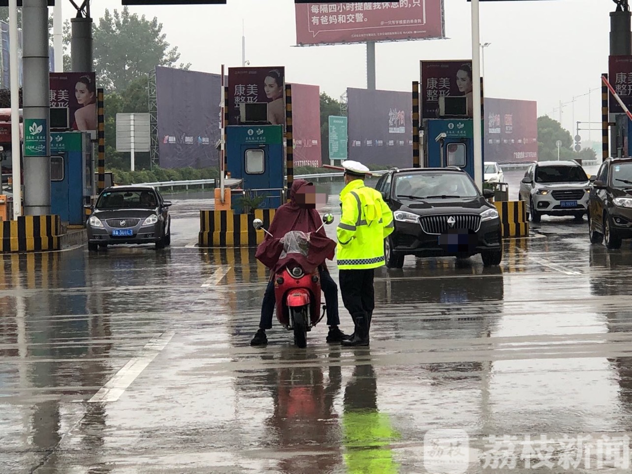电动车■一男子骑电动车上高速险象环生
