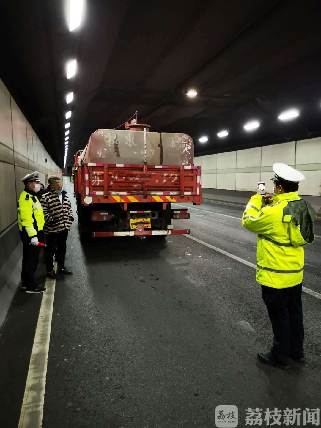 「货车」南京一名司机上班第一天自砸饭碗酒后驾驶营运大货车