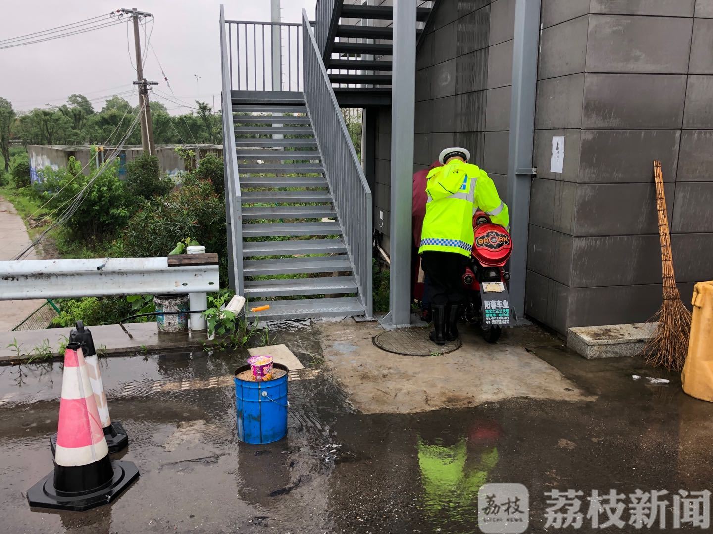 电动车■一男子骑电动车上高速险象环生