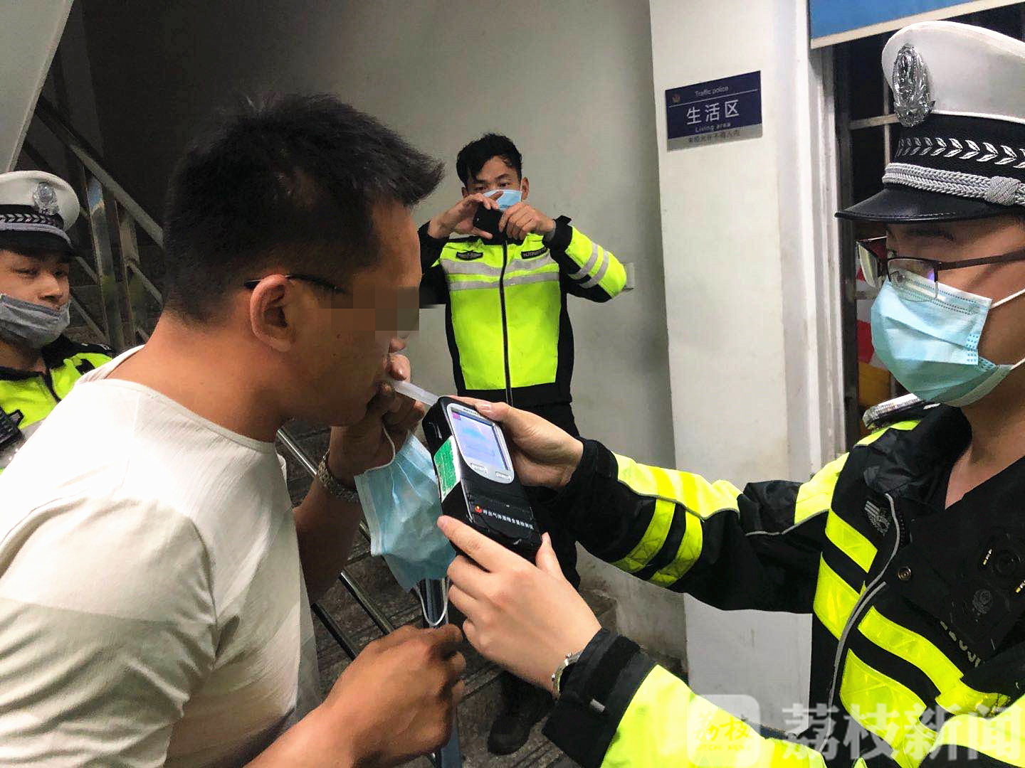 两名■两名赶往目的地复工人员因酒驾在南京受阻