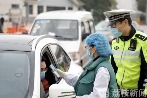 南京警方日均投入1200名交警守护“疫”线卡口