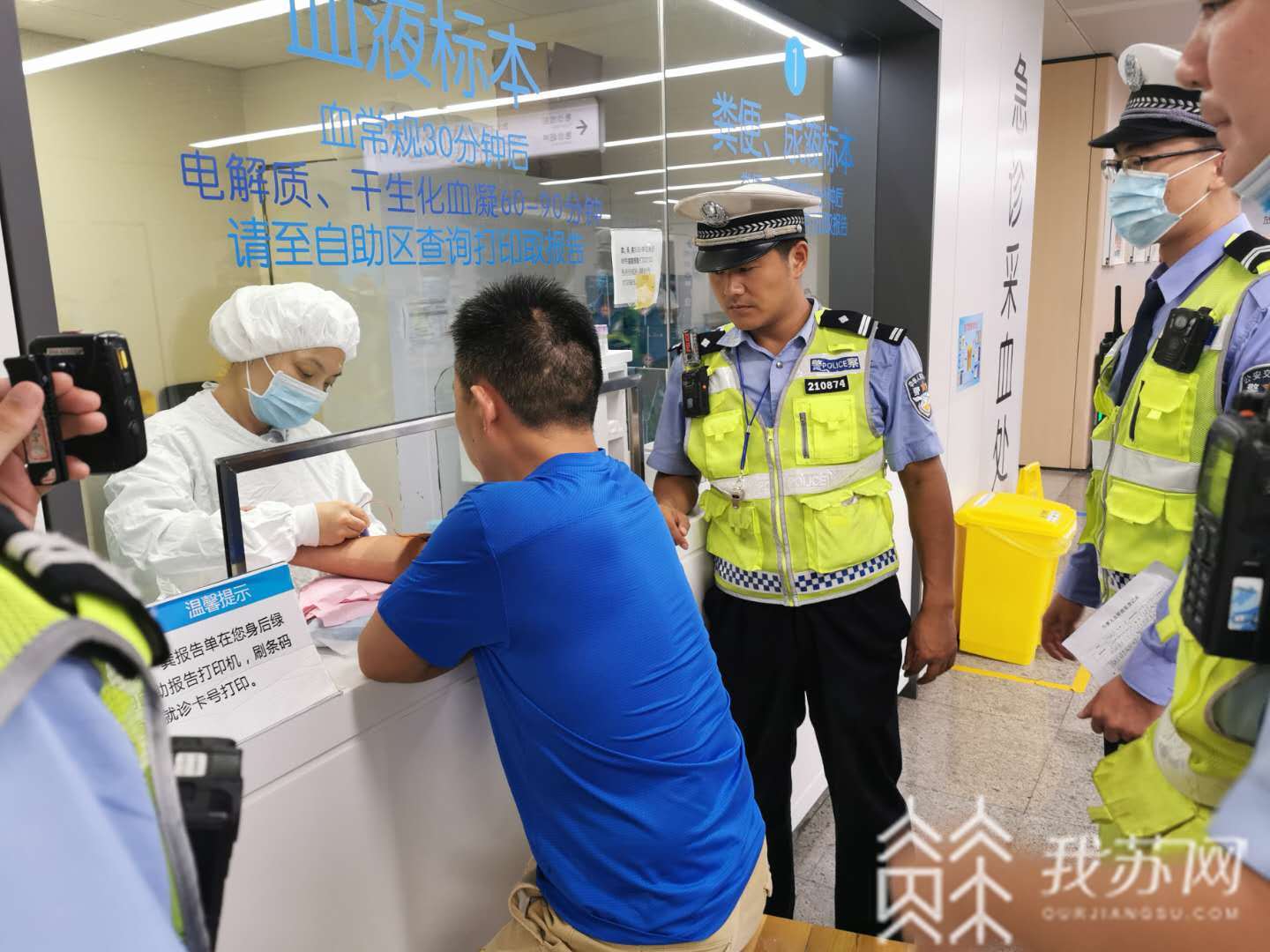 交警■把自己反锁在车内？原来醉驾躲交警