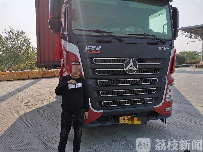 货车■一名货车司机冒用他人驾驶证上路被查